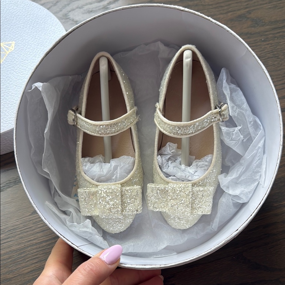 Cream Dress Shoes with Glittery Finish and Strap